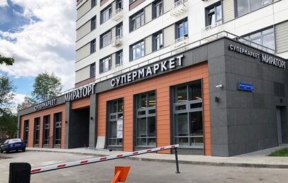  Продажа супермаркета Мираторг - окупаемость 10 лет!   Продажа готового арендного бизнеса площадью 490 м2 на 1-м этаже нового жилого комплекса. Отдельный вход с фасада, открытая планировка, витринные окна. вывеска на фасаде, зона погрузки/ разгрузки. Удобный доступ к Карамышевской набережной и 4 транспортному кольцу.  Арендатор: сетевой супермаркет 