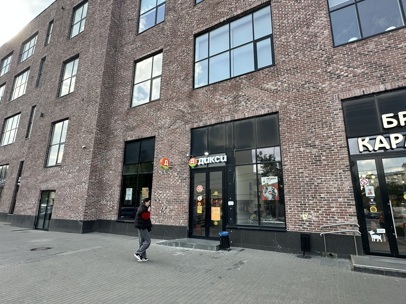   Продажа ГАБ Дикси г. Москва - Окупаемость 7,8 лет!  

   

 Продажа ГАБ Дикси г. Москва, ул. Ленинская Слобода 26, м. Автозаводская. Пешком от метро (3 мин). 
Помещение на 1-м этаже, площадь 452 кв.м в БЦ Омега-2 в пешей доступности от метро Автозаводская. Первая линия улицы Ленинская Слобода, витринное остекление по фасаду, отдельный вход с улицы. Интенсивный трафик от метро. Электрическая мощность 75 кВт. Высота потолков 3,5 м. Помещение расположено в густонаселённом жилом массиве.  
Арендатор: магазин "ДИКСИ" 
МАП 1 500 000 руб 
Индексация 5 % 
РТО 7 % 
Срок договора аренды 10 лет 